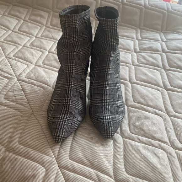 Sjort pattern boots. Stretchy pull on with small heel. - Picture 1 of 7